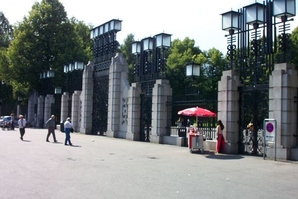 File:Vigelandspark Oslo front gate.jpg