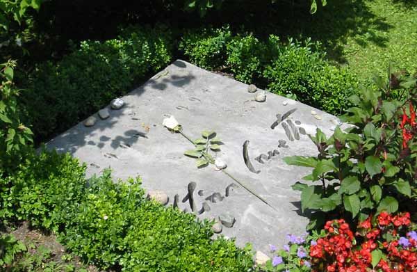 File:Elias Canetti tomb-stone.jpg