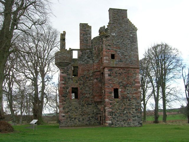 File:Greenknowe Tower - geograph.org.uk - 1254734.jpg