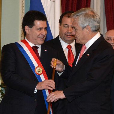 File:Saludo de Piñera a Cartes (cropped).jpg