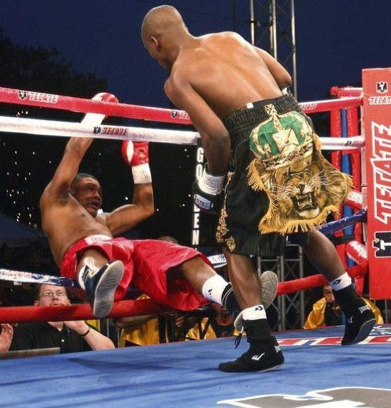 File:Sharif Bogere - Punching Ilido Julio.jpg