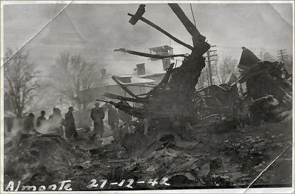 File:Train wreck - Almonte, Ontario, Canada (12-27-1942).jpg