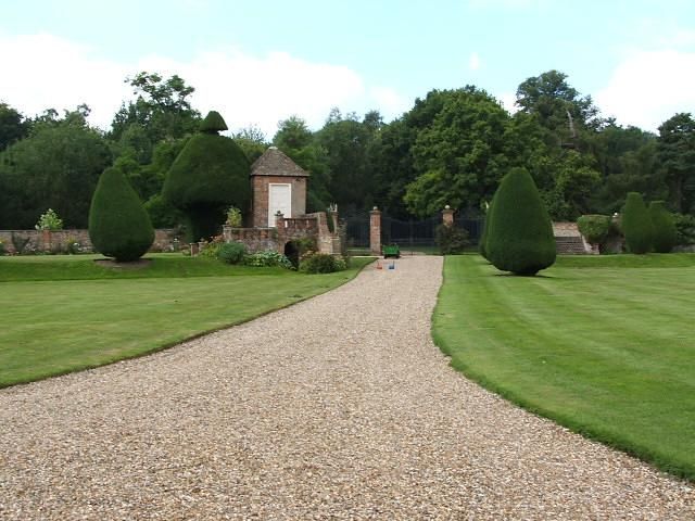 File:SharstedCourtDriveway.JPG