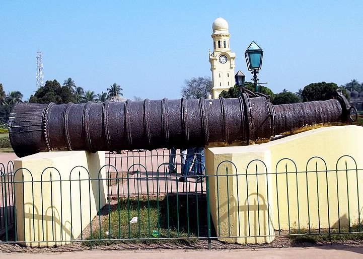 File:Bachawali-cannon-at-Hazarduari-Palace By Ansuman Bhattacharya.jpg