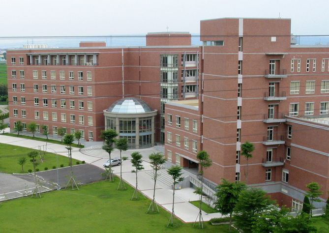 File:Computer Science Building, Asia University 20040910.jpg