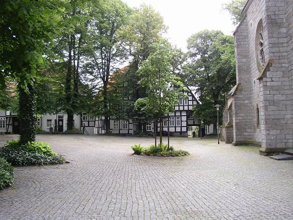 File:Kirchplatz Halle Herz.JPG