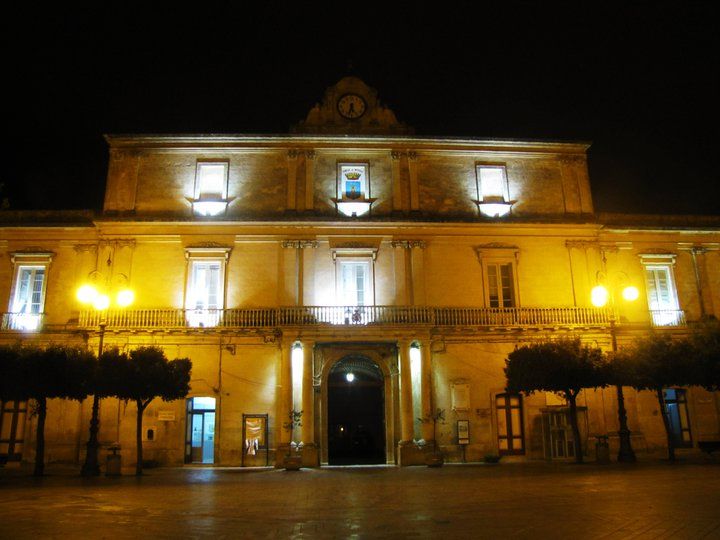 File:Palazzo comunale Mottola di notte.jpg