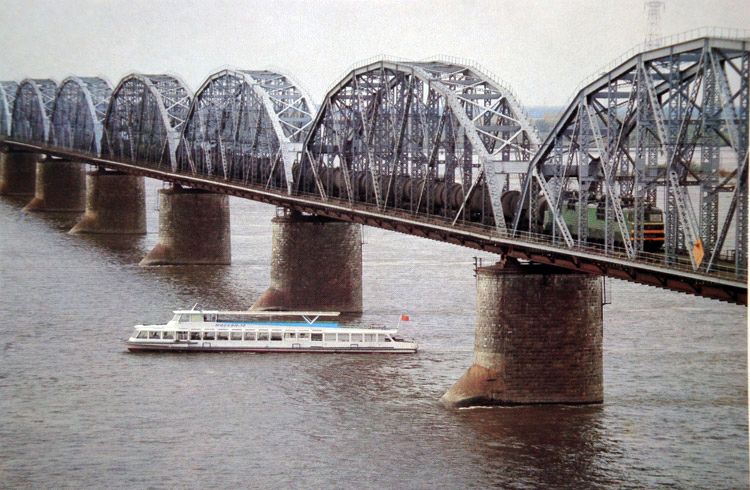 File:The bridge across the Amur River.jpg