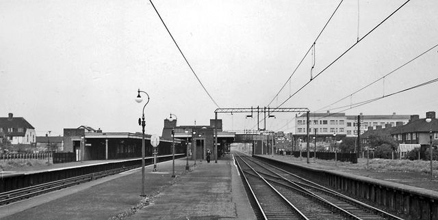 File:Becontree Station 1776798.jpg