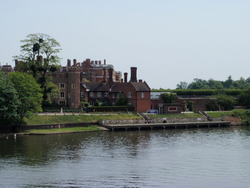 File:Hampton Court - geograph.org.uk - 1904034.jpg