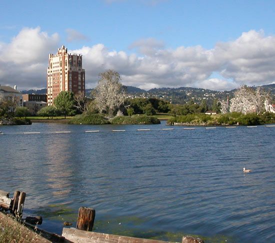 File:Lake Merritt Oakland California.jpg