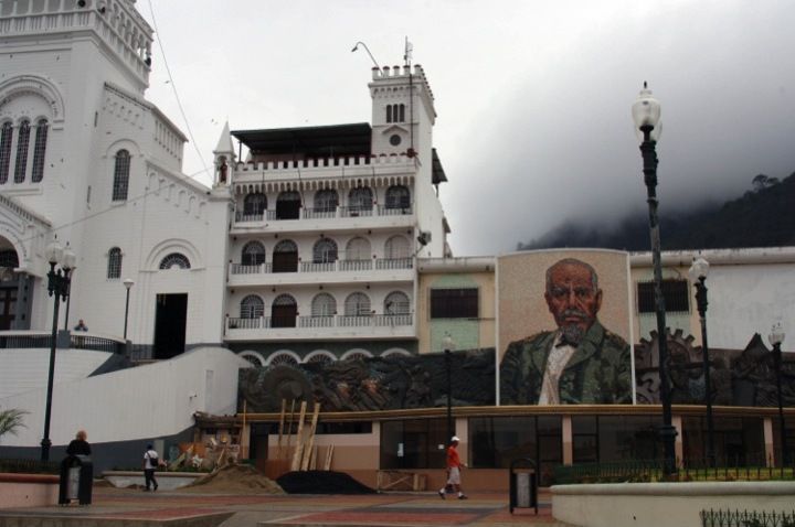 File:MONTECRISTI, CENTRAL PLAZA, ECUADOR.jpg