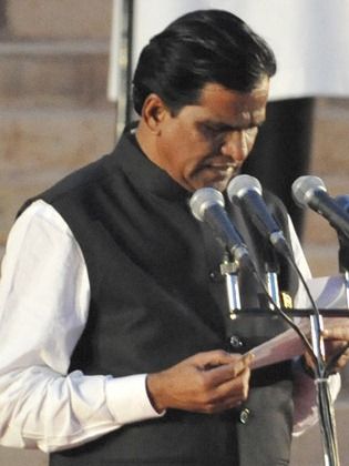 File:Raosaheb Dadarao Danve oath as Minister.jpg