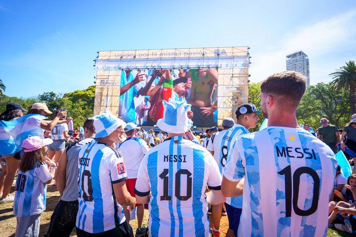 File:Hinchas de Messi.jpg