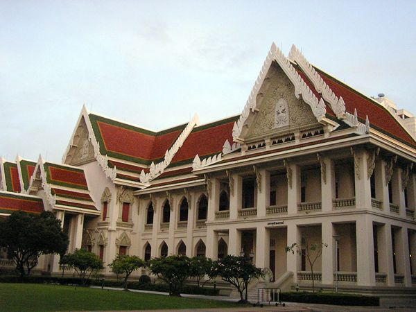 File:MahaChulalongkorn Building.jpg