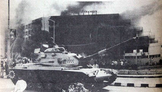 File:Tanks in Cairo 1986.jpg