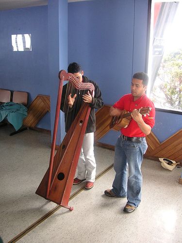 File:Venezuelanharpguitar.jpg