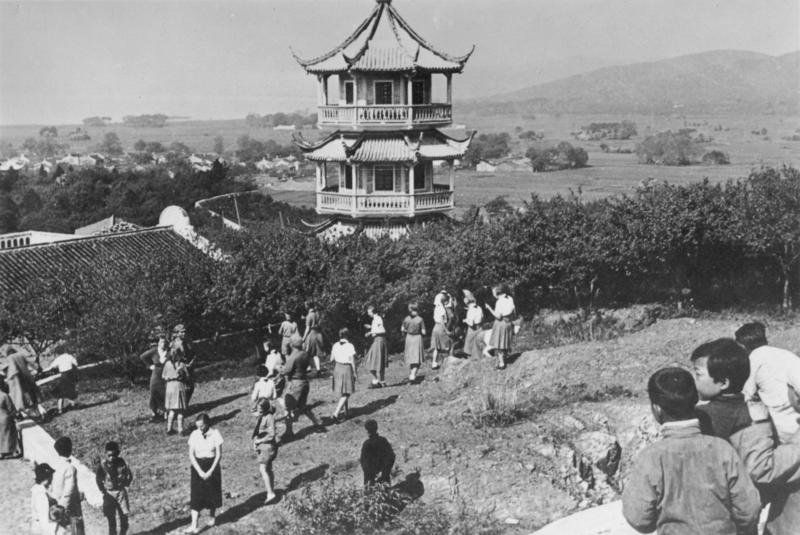 File:Bundesarchiv Bild 137-049191, Wusih, Ostereiersuchen.jpg