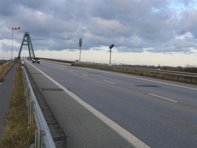 File:Fehmarnsundbruecke-sprengschaechte.jpg