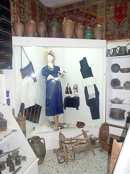 File:Macedonian Museums-60-Laogr Fys Loutrakioy Pellas-266.jpg