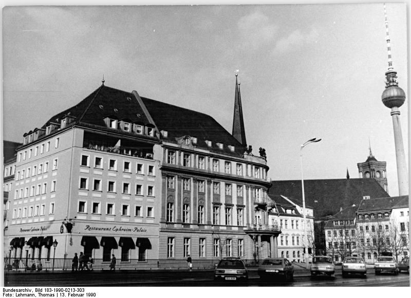 File:Bundesarchiv Bild 183-1990-0213-303, Berlin, Nikolaiviertel, "Ephraimpalais", Fernsehturm.jpg