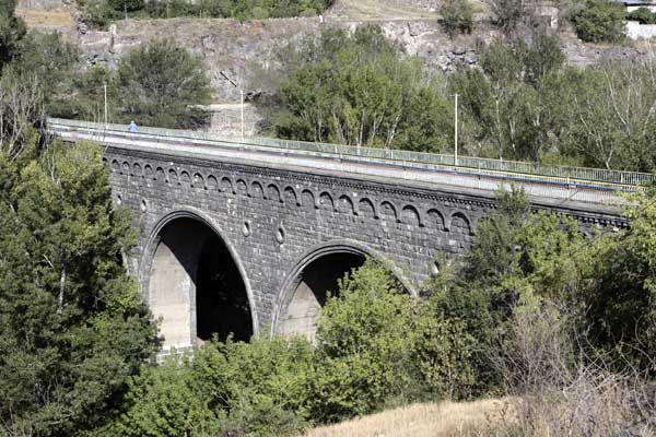 File:Hrazdan Gorge Aqueduct, Yerevan.jpg