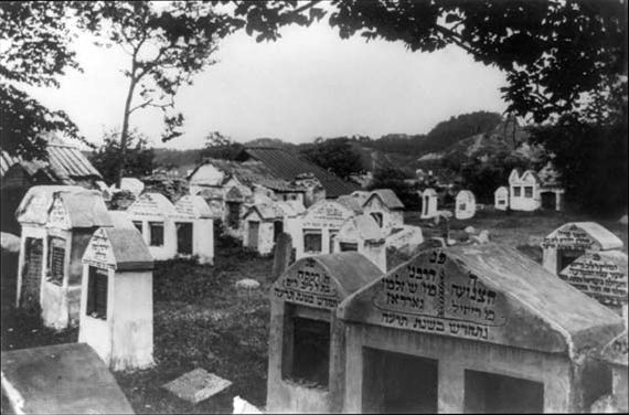 File:JewishCemeteryVilnius.jpg