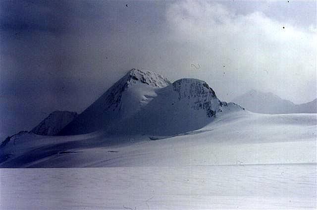 File:Mount Columbia in the Columbia Icefields.jpg