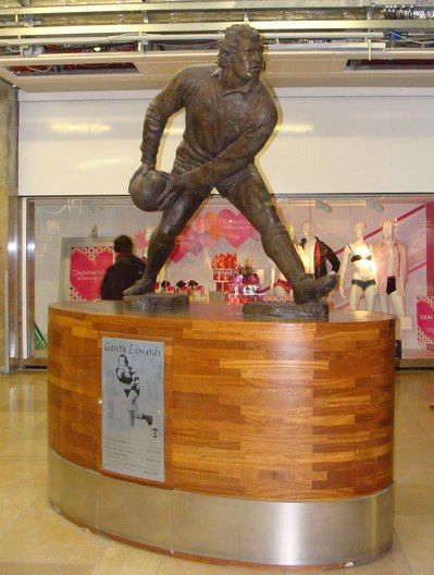 File:Sculpture of rugby union player Gareth Edwards.jpg