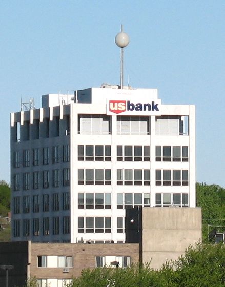 File:Sioux Falls US bank w weatherball.jpg