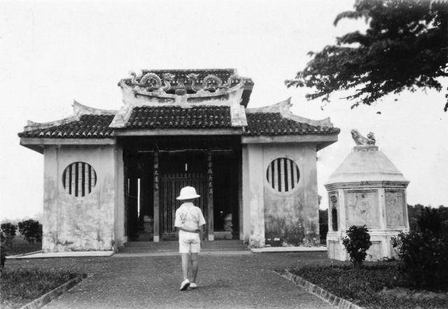 File:Chinese temple at Bukit Brown Cemetery.jpg