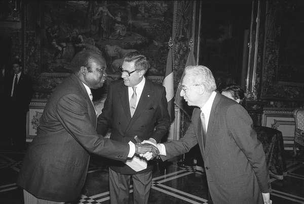 File:Ernest Obitre Gama -presentazione delle Lettere credenziali.jpg