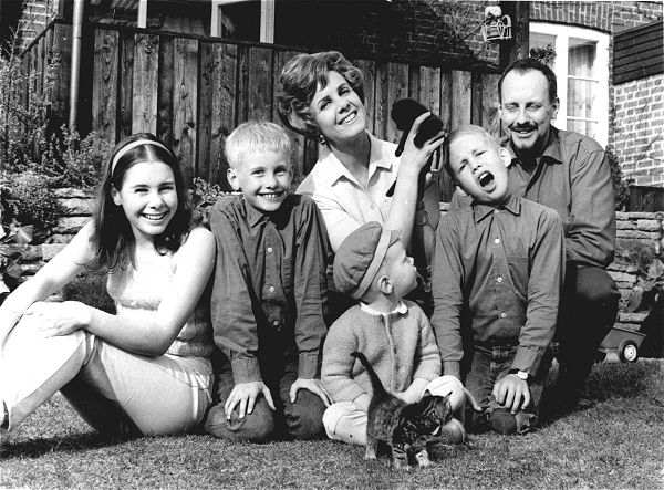 File:Gullan Bornemark med familj 1967.jpg