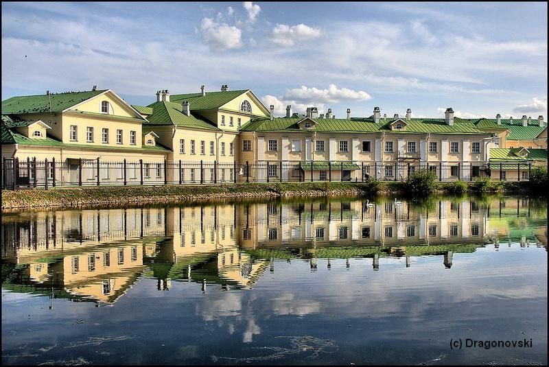 File:Old Hotel, Sergiyev Posad.jpg