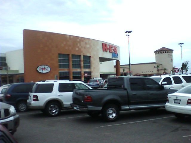 File:H-E-B Plus Laredo.jpg