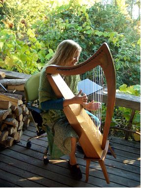 File:Oona autumn harp.jpg