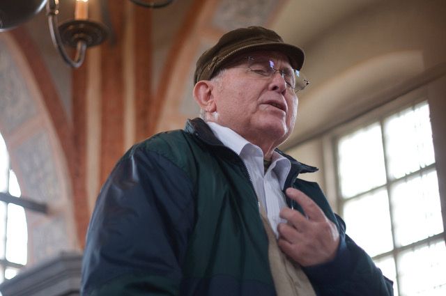 File:Pinchas chanting tradtional prayers in Tykochen Synagogue.jpg