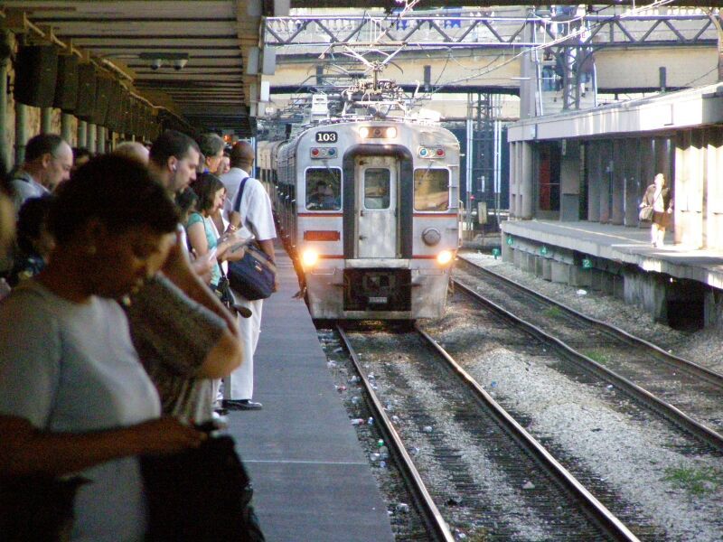 File:SShore at Van Buren St Station.JPG