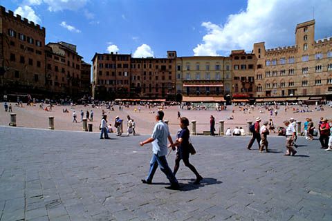 File:Siena plaza.jpg