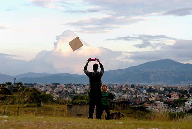 File:Thrill-of-flying-kites 640.jpg