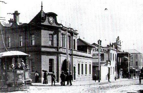 File:Tram from Mitchell Rd. into Henderson Rd.Alexandria..jpg