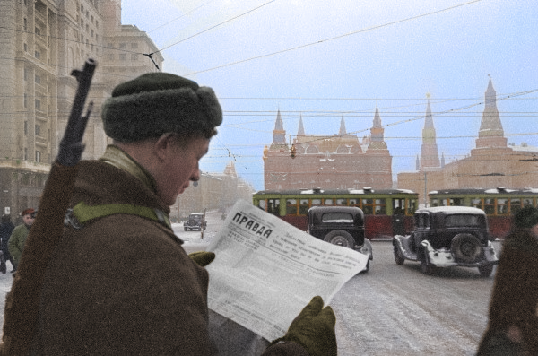 File:USSR soldier reading 'Pravda' newspaper (34177587083).png