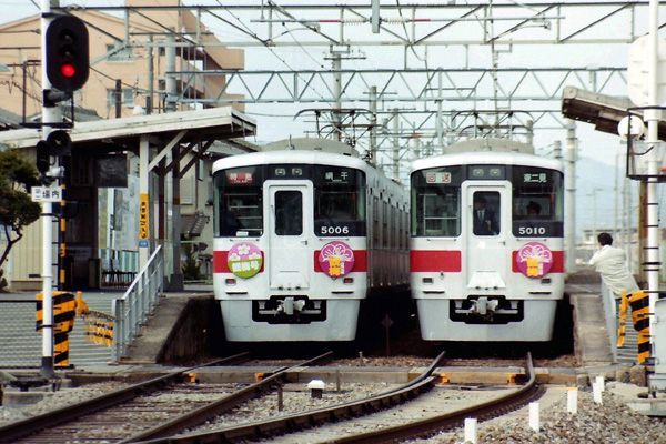 File:広畑駅で交換する臨時特急「観梅号」と、「観梅号」の回送。.JPG