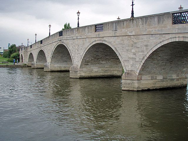 File:Chertsey Bridge - geograph.org.uk - 943708.jpg