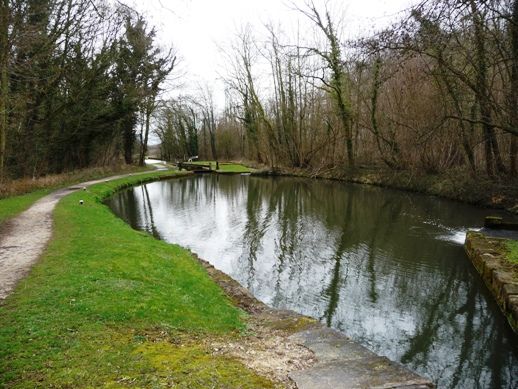 File:Chesterfield Canal pound.jpg