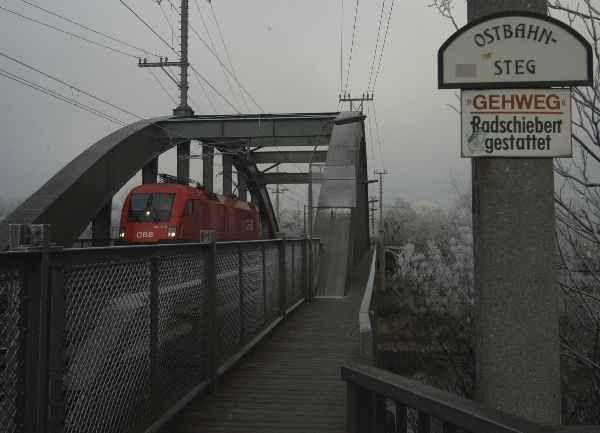 File:GuentherZ 2006-12-28 Ostbahnbruecke-Ostbahnsteg 1355.jpg