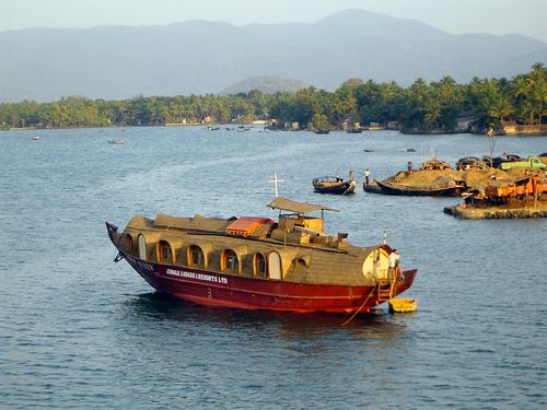 File:Leisure boats on Kali River.jpg