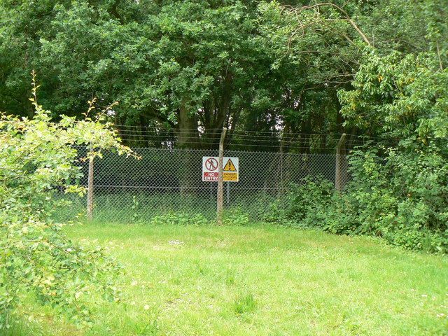 File:MOD Fence - geograph.org.uk - 825178.jpg