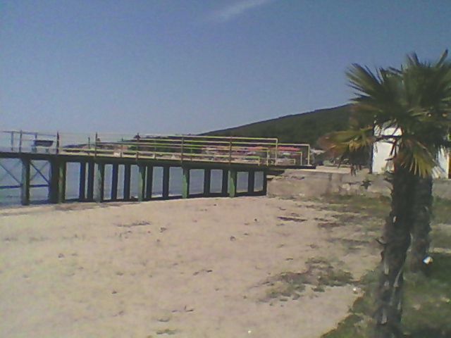 File:Psakoudia, Chalkidiki, Beach dock, Apr 2015.jpg