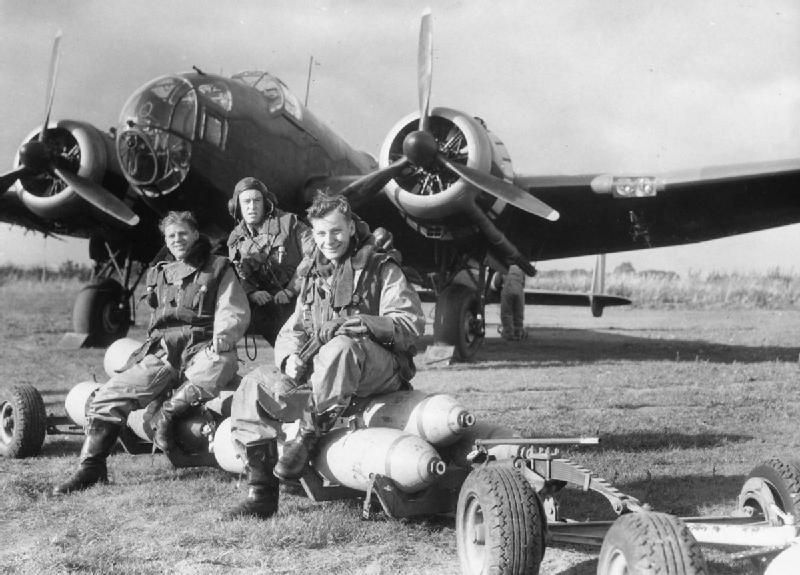 File:RAF Bomber Command 1940 HU104656.jpg